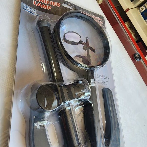 magnifier_desk_600x600-02.jpg ذره بین رومیزی چراغ دار برند کامار - تصویر 1