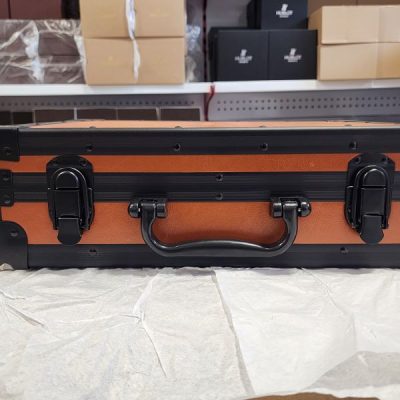 کیف نگهداری ساعت 18 خانه فلزی رو به رو